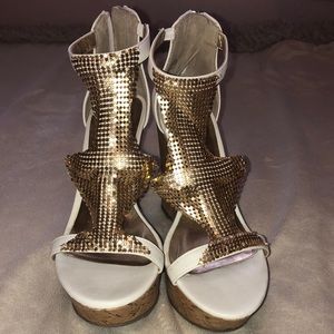 ✨White & Gold Chain Wedges✨